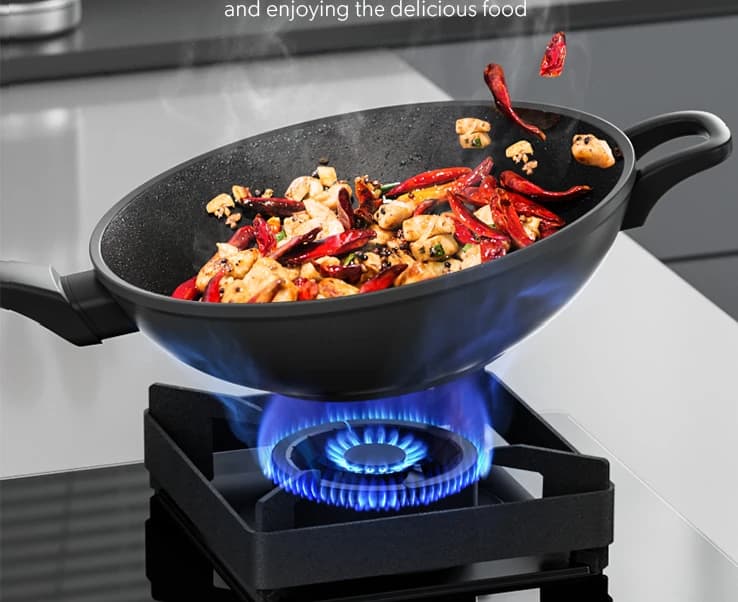 A wok of stir-fry over the C822G at full flame